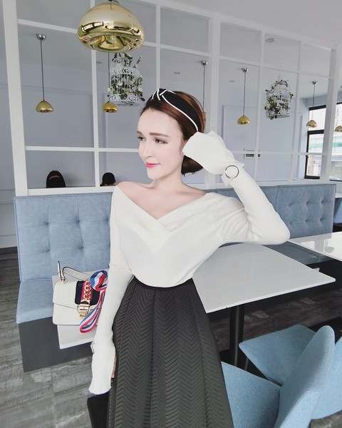 Γυναικεία  μπλούζα με ντεκολτέ σε σχήμα V σε δύο χρώματα