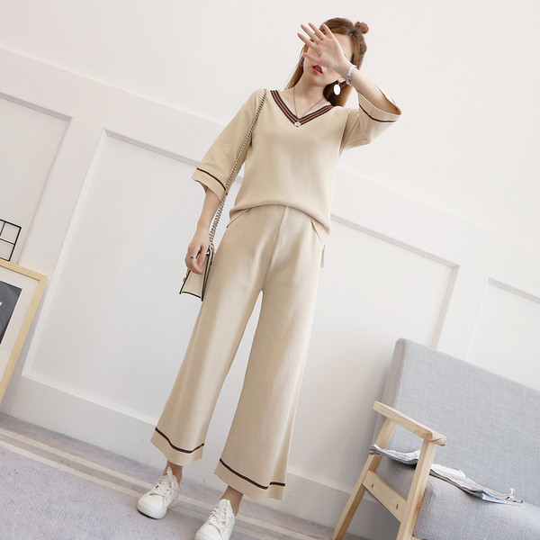 Μοναδικό γυναικείο πλεκτό σύνολο - μπλούζα και παντελόνι σε σχήμα V - τρία χρώματα