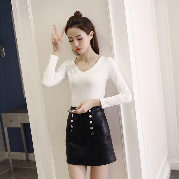 Bluză de damă elegantă cu decolteu în V în culoarea albă