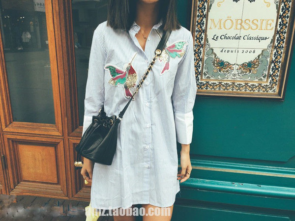 Camasa moderna de dama model lung cu broderie colorata in doua culori