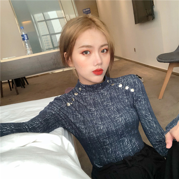 Κομψή γυναικεία μπλούζα με μεταλλικά στοιχεία