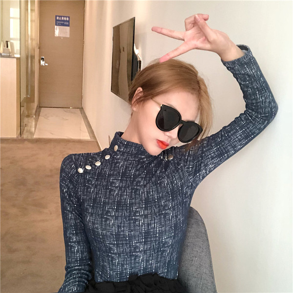 Κομψή γυναικεία μπλούζα με μεταλλικά στοιχεία