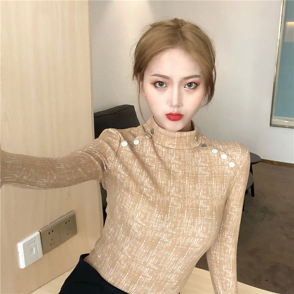 Κομψή γυναικεία μπλούζα με μεταλλικά στοιχεία