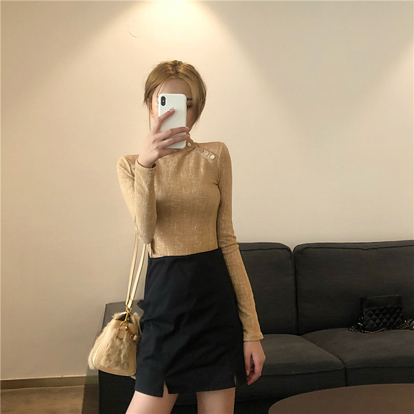 Κομψή γυναικεία μπλούζα με μεταλλικά στοιχεία