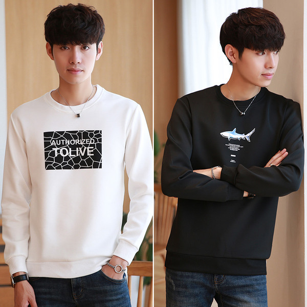 Bluză bărbătească modernă în alb-negru cu diverse aplicații