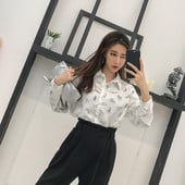 Μοντέρνο γυναικείο πουκάμισο με επιγραφές σε μαύρο, λευκό και μπλε