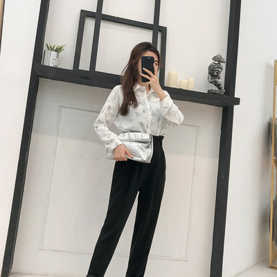 Μοντέρνο γυναικείο πουκάμισο με επιγραφές σε μαύρο, λευκό και μπλε