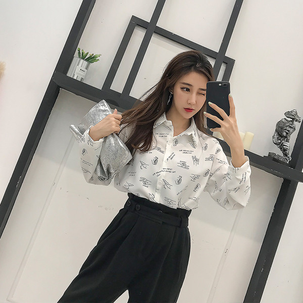 Μοντέρνο γυναικείο πουκάμισο με επιγραφές σε μαύρο, λευκό και μπλε