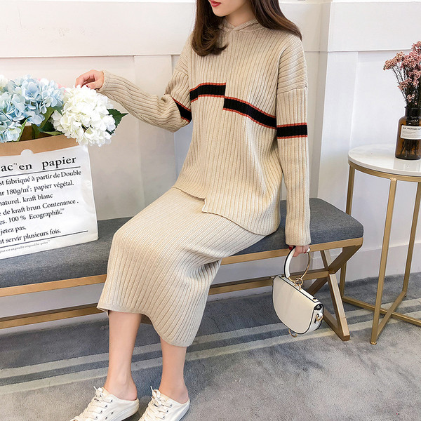 Két részből álló női kötőszett - szoknya + kapucnis blúz három színben