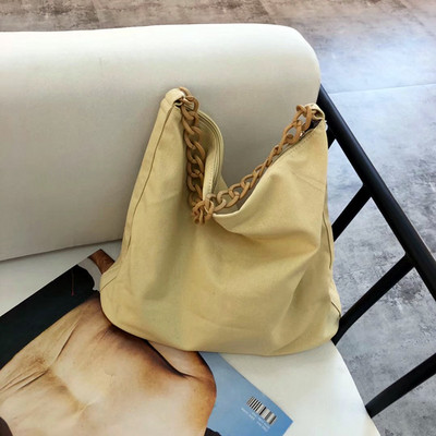 Καθημερινή γυναικεία τσάντα με μεταλλική λαβή σε μαύρο, μπλε και μπεζ χρώμα