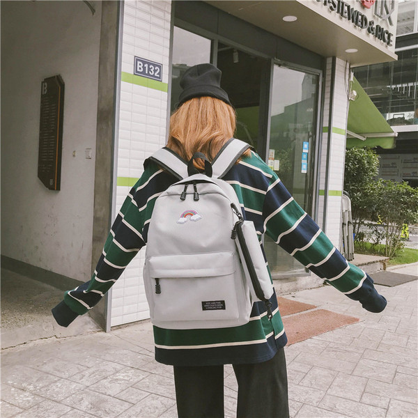 Női hátizsák színes hímzéssel és utazótáskával több színben