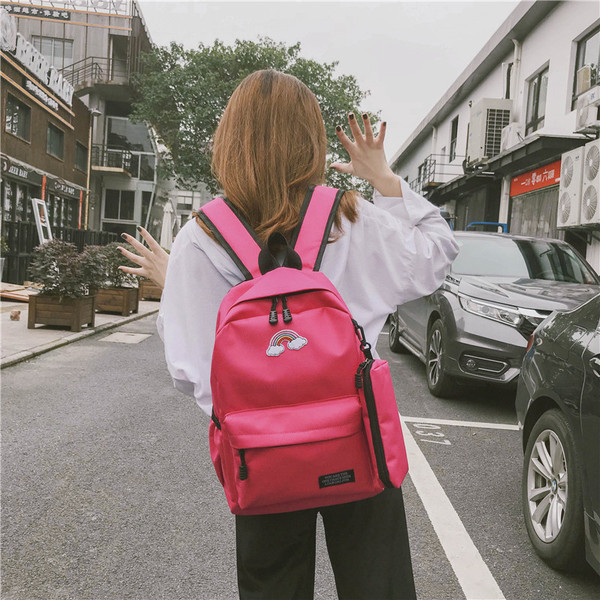 Női hátizsák színes hímzéssel és utazótáskával több színben