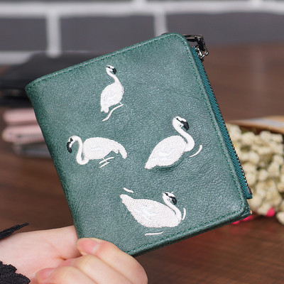 Μοντέρνο γυναικείο πορτοφόλι με κεντήματα σε τρία χρώματα