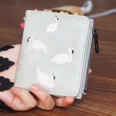 Μοντέρνο γυναικείο πορτοφόλι με κεντήματα σε τρία χρώματα