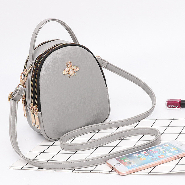 Eko bőrből készült stílusos női táska fém díszítéssel több színben