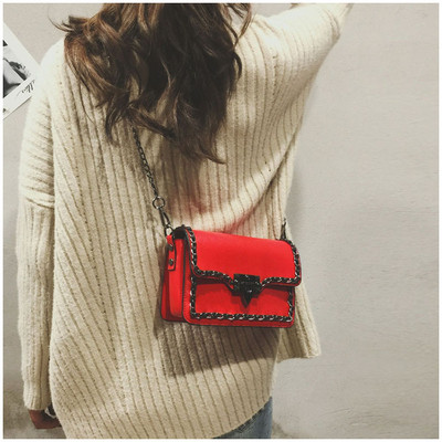 Μοντέρνα γυναικεία τσάντα  με μεταλλική δερμάτινη αλυσίδα σε διάφορα χρώματα