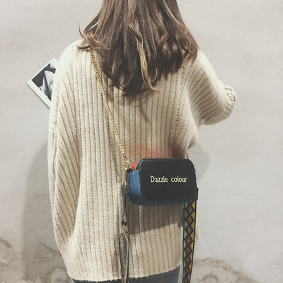 Σύγχρονη γυναικεία τσάντα με μεταλλική αλυσίδα και πολύχρωμη επιγραφή σε διάφορα χρώματα