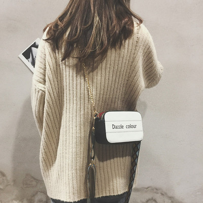 Σύγχρονη γυναικεία τσάντα με μεταλλική αλυσίδα και πολύχρωμη επιγραφή σε διάφορα χρώματα