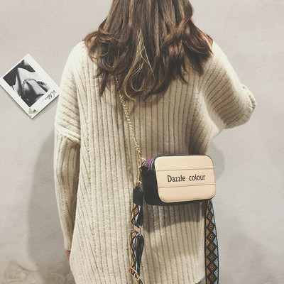 Σύγχρονη γυναικεία τσάντα με μεταλλική αλυσίδα και πολύχρωμη επιγραφή σε διάφορα χρώματα