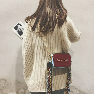 Σύγχρονη γυναικεία τσάντα με μεταλλική αλυσίδα και πολύχρωμη επιγραφή σε διάφορα χρώματα