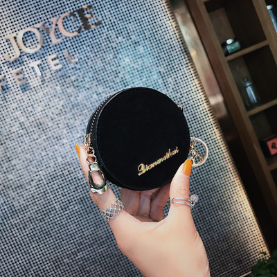 Μοντέρνο γυναικείο πορτοφόλι σε στρογγυλό σχήμα