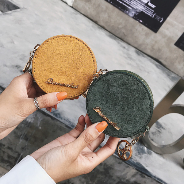 Μοντέρνο γυναικείο πορτοφόλι σε στρογγυλό σχήμα
