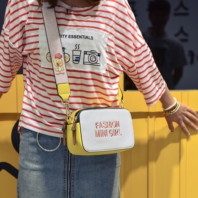 Καθημερινή γυναικεία τσάντα από οικολογικό δέρμα με πολύχρωμη επιγραφή σε διάφορα χρώματα