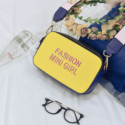 Καθημερινή γυναικεία τσάντα από οικολογικό δέρμα με πολύχρωμη επιγραφή σε διάφορα χρώματα