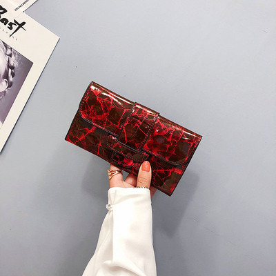 Μοντέρνο γυναικείο πορτοφόλι σε διάφορα χρώματα με μεταλλική στερέωση