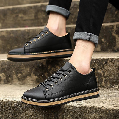 Μοντέρνα ανδρικά παπούτσια σε τρία χρώματα