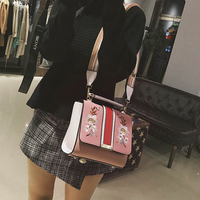 Μοντέρνα γυναικεία  τσάντα με floral μοτίβα σε διάφορα χρώματα