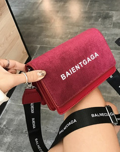 Κομψή γυναικεία τσάντα από οικολογικό σουέτ με επιγραφή σε διάφορα χρώματα