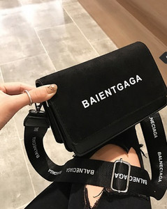 Κομψή γυναικεία τσάντα από οικολογικό σουέτ με επιγραφή σε διάφορα χρώματα