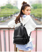 Καθημερινό γυναικείο σακίδιο με μπροστινή τσέπη και μαύρο λογότυπω