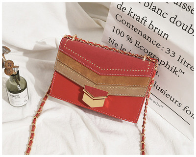 Μοντέρνα δερμάτινη γυναικεία τσάντα  με μεταλλική λαβή σε διάφορα χρώματα