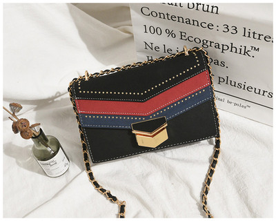 Μοντέρνα δερμάτινη γυναικεία τσάντα  με μεταλλική λαβή σε διάφορα χρώματα