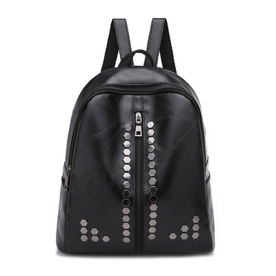 Γυναικείο σακίδιο σε μαύρο χρώμα με μεταλλικά τρουξ