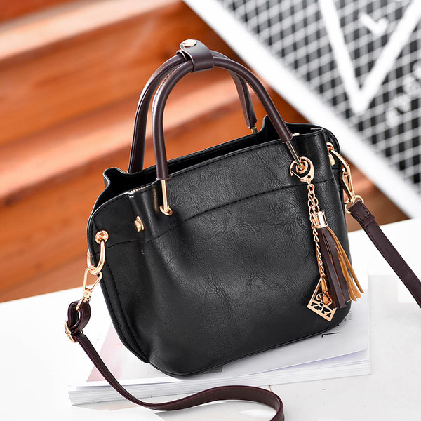 Geanta de dama eleganta din piele ecologica cu ciucuri in mai multe culori