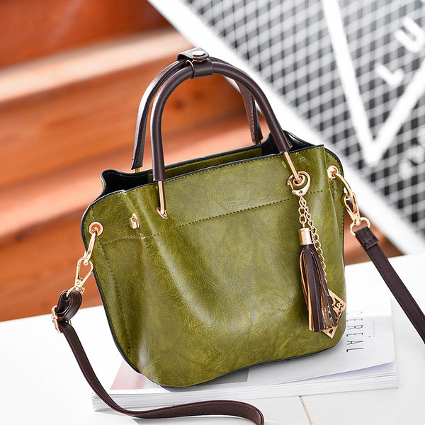 Geanta de dama eleganta din piele ecologica cu ciucuri in mai multe culori