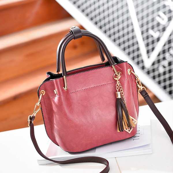 Geanta de dama eleganta din piele ecologica cu ciucuri in mai multe culori