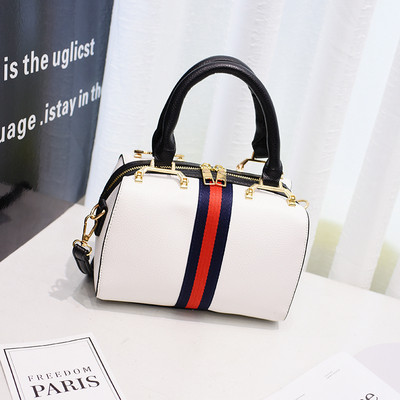 Μια αθλητική καθημερινή τσάντα κυρίες από οικολογικό δέρμα σε διάφορα χρώματα