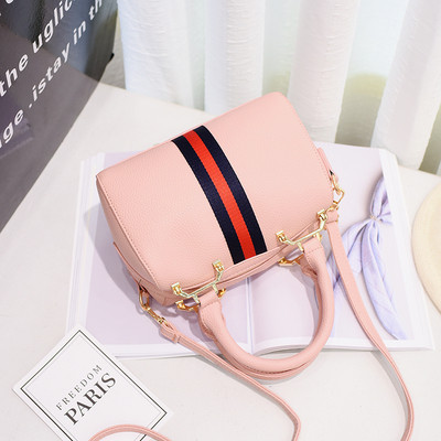 Μια αθλητική καθημερινή τσάντα κυρίες από οικολογικό δέρμα σε διάφορα χρώματα