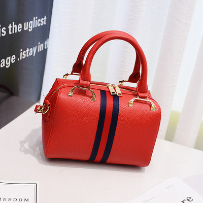 Μια αθλητική καθημερινή τσάντα κυρίες από οικολογικό δέρμα σε διάφορα χρώματα