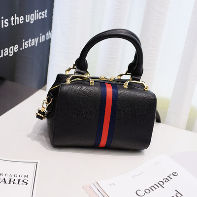 Μια αθλητική καθημερινή τσάντα κυρίες από οικολογικό δέρμα σε διάφορα χρώματα