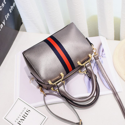 Μια αθλητική καθημερινή τσάντα κυρίες από οικολογικό δέρμα σε διάφορα χρώματα