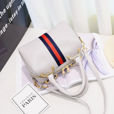 Μια αθλητική καθημερινή τσάντα κυρίες από οικολογικό δέρμα σε διάφορα χρώματα