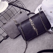 Μοντέρνα γυναικεία τσάντα με μεταλλικό στοιχείο σε διάφορα χρώματα