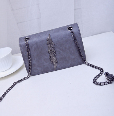 Μοντέρνα γυναικεία τσάντα με μεταλλικό στοιχείο σε διάφορα χρώματα