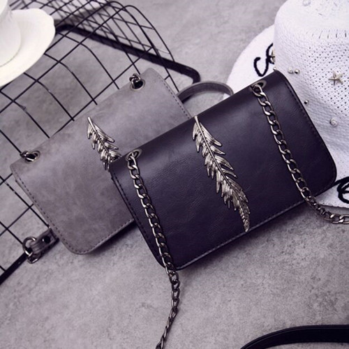 Μοντέρνα γυναικεία τσάντα με μεταλλικό στοιχείο σε διάφορα χρώματα