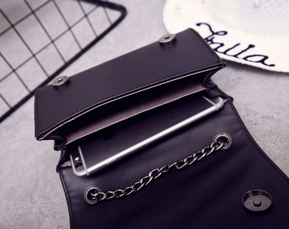 Μοντέρνα γυναικεία τσάντα με μεταλλικό στοιχείο σε διάφορα χρώματα